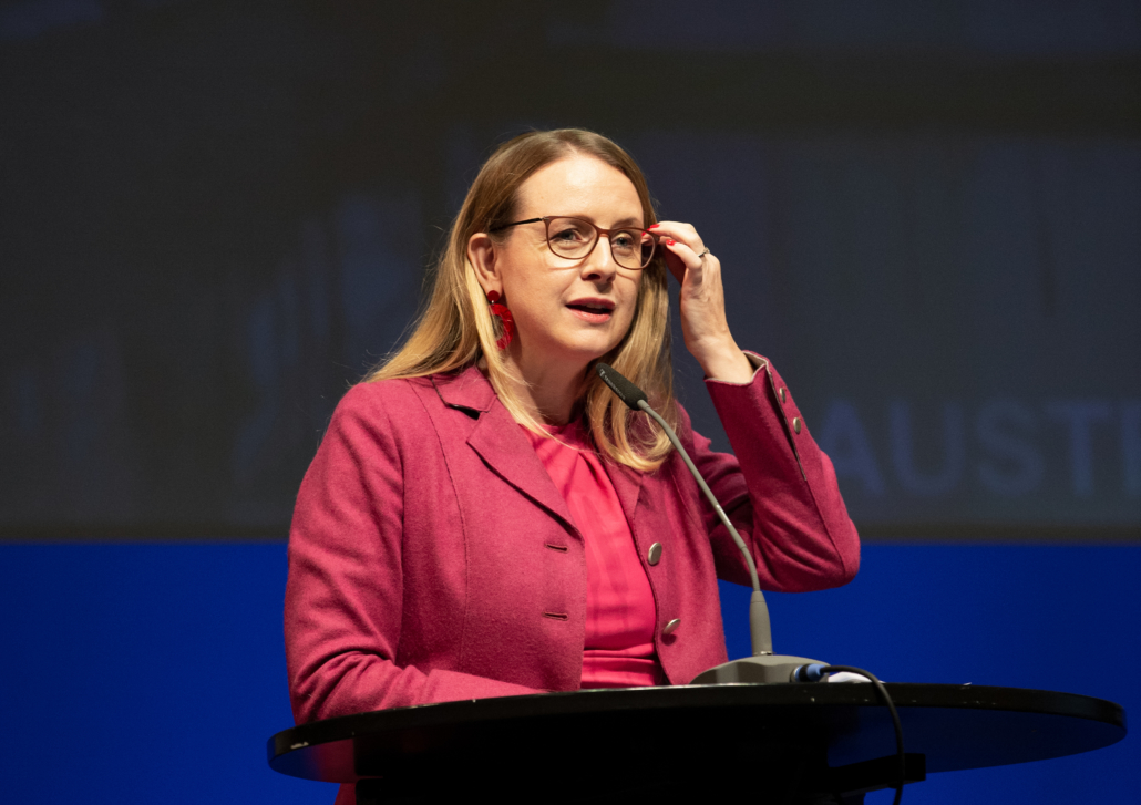 BMI Margarete Schramböck auf der großen Podiumsbühne