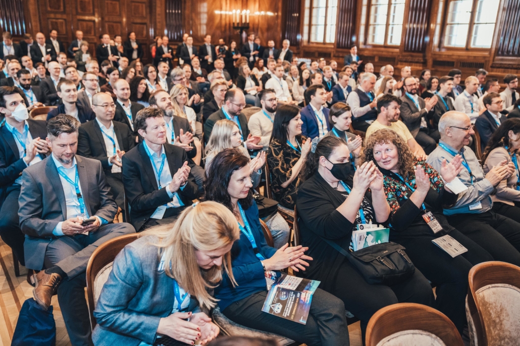 Ein Saal voller Personen, die einem Vortrag bei der Data Governance Konferenz zuhören