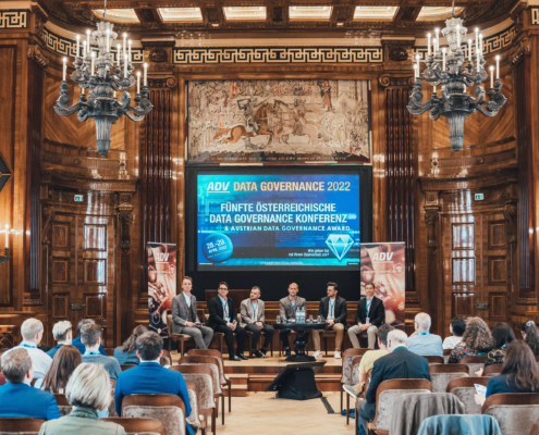 Podium in einem großen Saal mit einer Präsentation auf einem Schirm