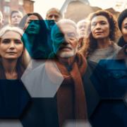 Eine Gruppe von Menschen schaut den Betrachter an. Als Filter darübergelegt sind transparente Sechsecke, damit soll Künstliche Intelligenz dargestellt werden.