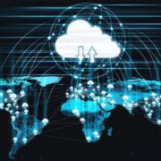 Auf dem Bild ist der Aufriss eines Globus zu sehen. Auf dunklem Hintergrund ist die Welt in hellem Blau zu sehen, über ihr ist eine Cloud zu sehen, mit Pfeilen und Linien sind die Beziehungen der in die Cloud geladenen und von ihr ausgehenden Daten zu sehen.