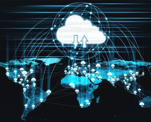 Auf dem Bild ist der Aufriss eines Globus zu sehen. Auf dunklem Hintergrund ist die Welt in hellem Blau zu sehen, über ihr ist eine Cloud zu sehen, mit Pfeilen und Linien sind die Beziehungen der in die Cloud geladenen und von ihr ausgehenden Daten zu sehen.